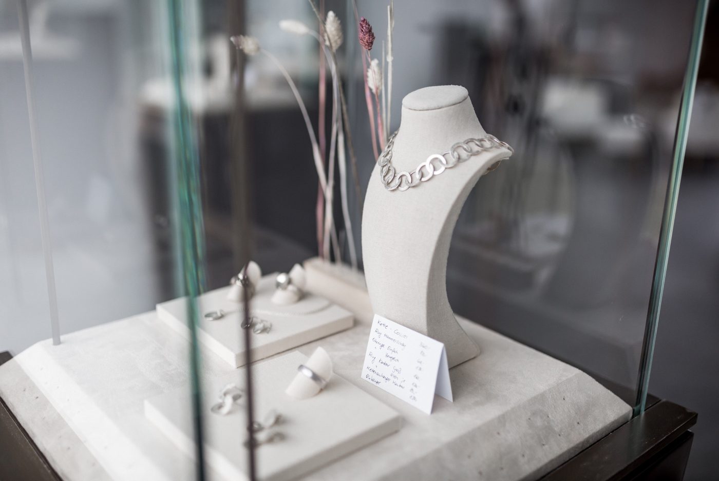 Schmuckstücke in der Vitrine